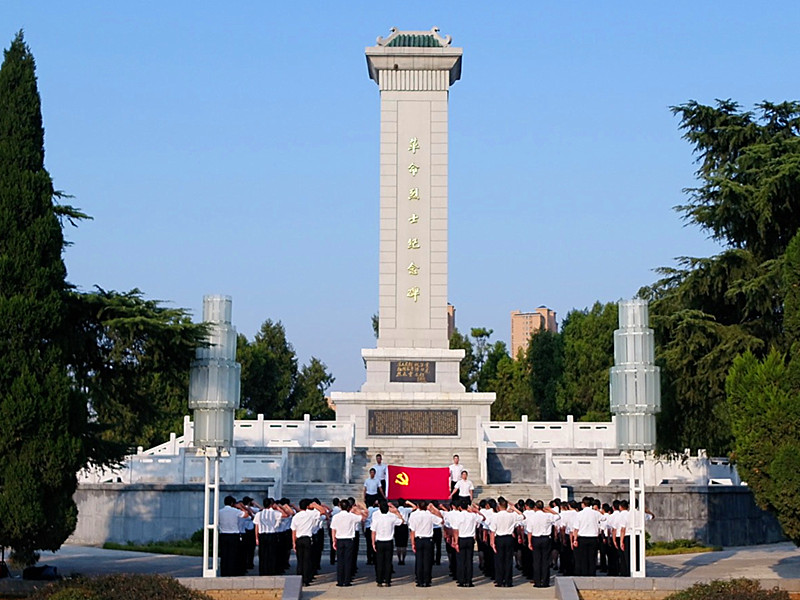 国庆节来临之际,枣阳市纪委监委全体干部来到革命烈士纪念碑前,郑重地